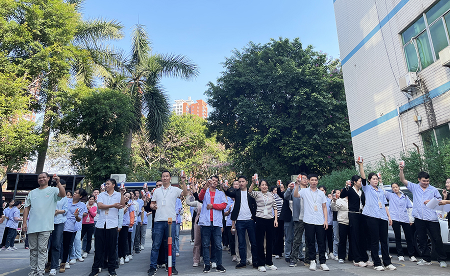 ”聚力同行 繩彩飛揚“~拔河比賽在花季传媒APP免费下载安装人的一聲聲呐喊助威中圓滿結束！